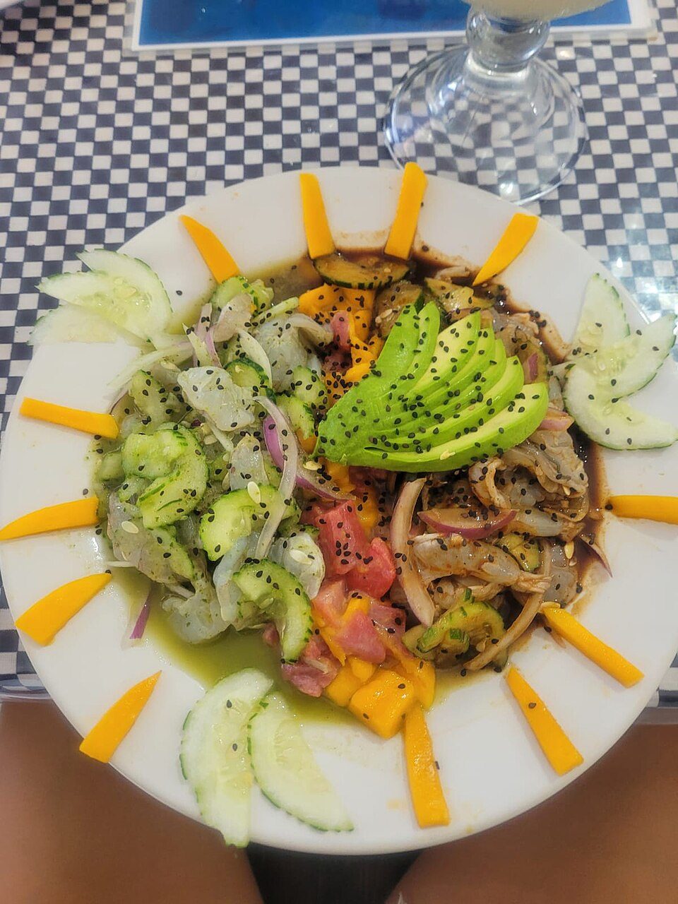 Plato de aguachile con aguacate, típico de la costa de Puerto Vallarta